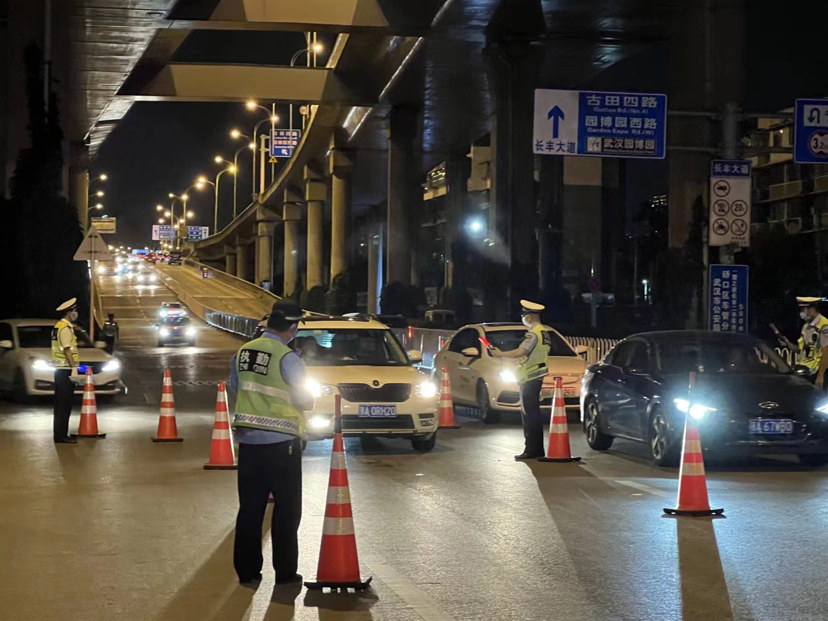 武漢交警打擊違法攻勢(shì)凌厲，共查獲酒醉駕2109起