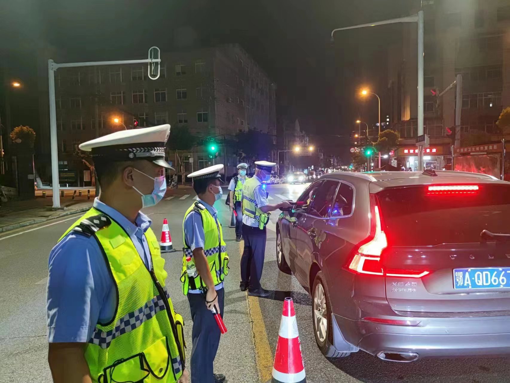 武漢交警打擊違法攻勢(shì)凌厲，共查獲酒醉駕2109起