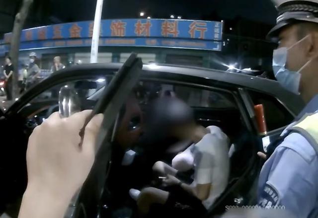 男子叫了代駕還硬要開車，被交警當場查處!
